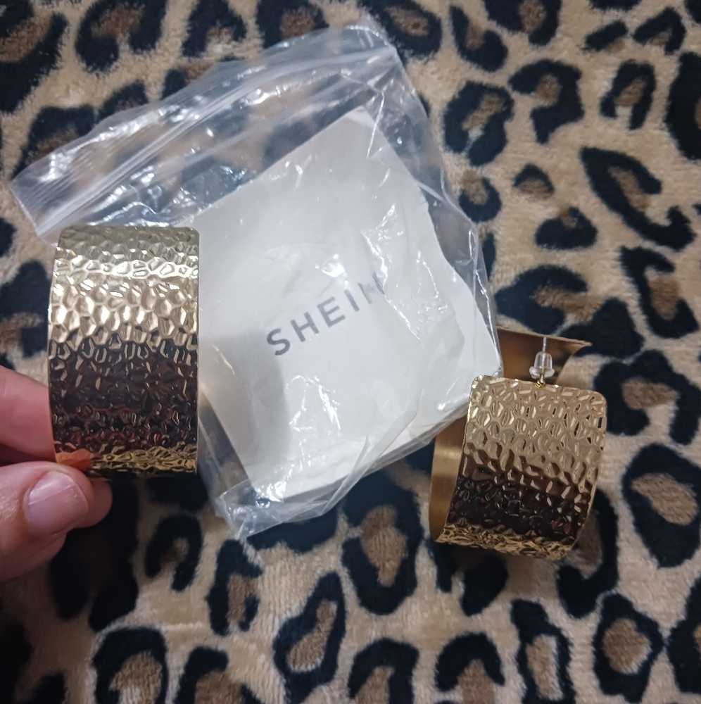 SHEIN Women Gold big Hoop earrings - Picture 7 of 8